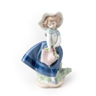 Lladro Pretty Pickings Girl Figurine SKU: 01005222