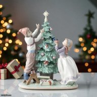 Lladro “Trimming The Tree” Figurine – Christmas Magic in Porcelain ✨ SKU: 01005897