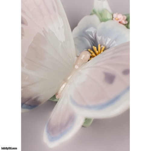 Lladro Refreshing Pause Butterfly Figurine SKU: 01006330