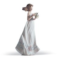 Lladro Butterfly Treasures Woman Figurine SKU: 01006777