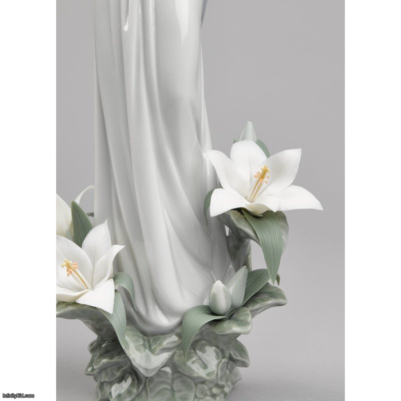 Lladro Madonna of The Flowers Figurine SKU: 01008322