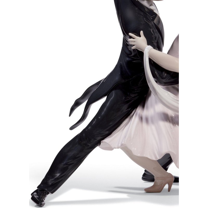 Lladro Elegant Foxtrot Couple Figurine. Limited Edition SKU: 01008638