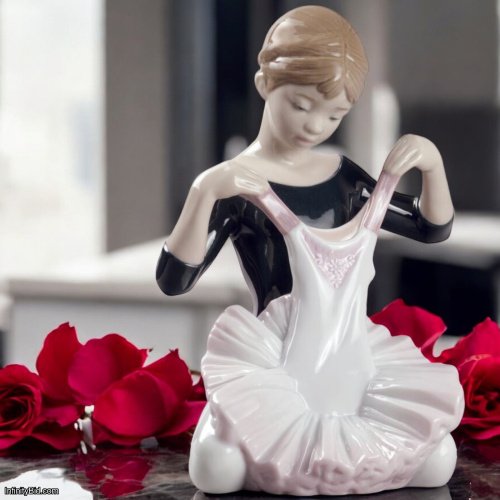 Lladró My Debut Dress – Ballet Girl Porcelain Figurine SKU: 01008771