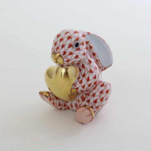 Herend Bunny with Heart – Red Fishnet Porcelain Figurine SKU: 05575000-VH | Hand-Painted in Hungary