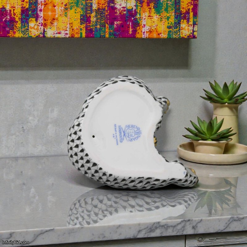 Herend Sitting Panda Bear – Hand-Painted Porcelain Figurine | Hungary | VHNM SKU: 15348000-VHNM