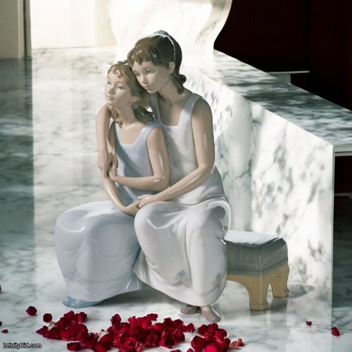 Lladró “My Sister, My Friend” Porcelain Figurine SKU: 01006901