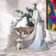 Lladro Oriental Moon Figurine – Elegant Asian-Inspired Fine Porcelain SKU: 01008020
