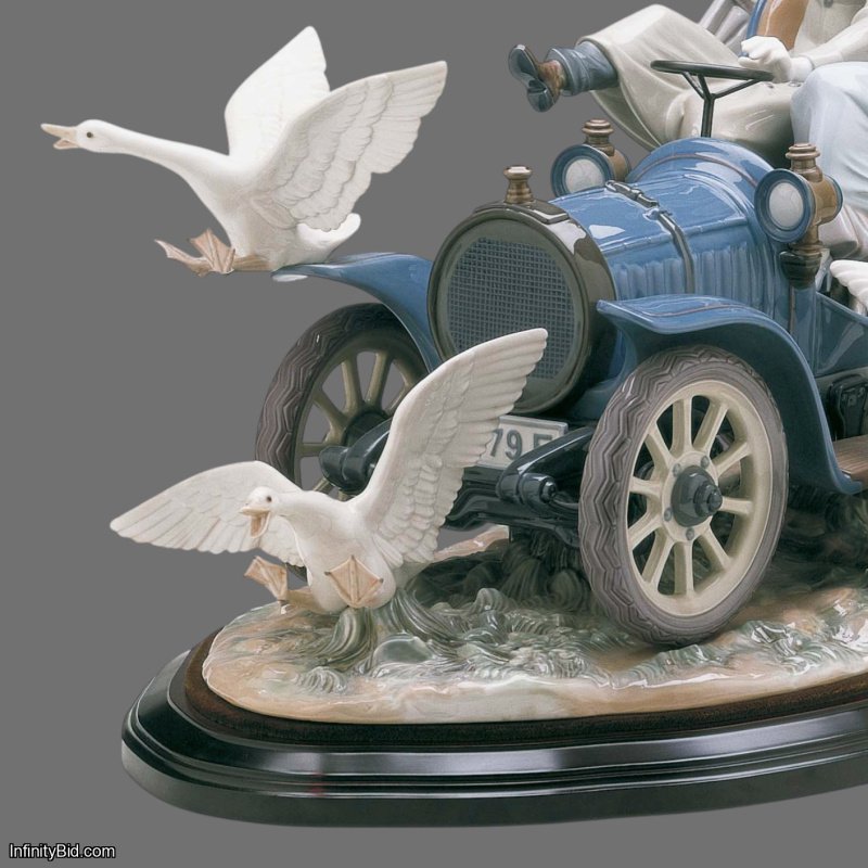 Lladró "Car in Trouble" Limited Edition Porcelain Sculpture SKU 01001375 RETIRED