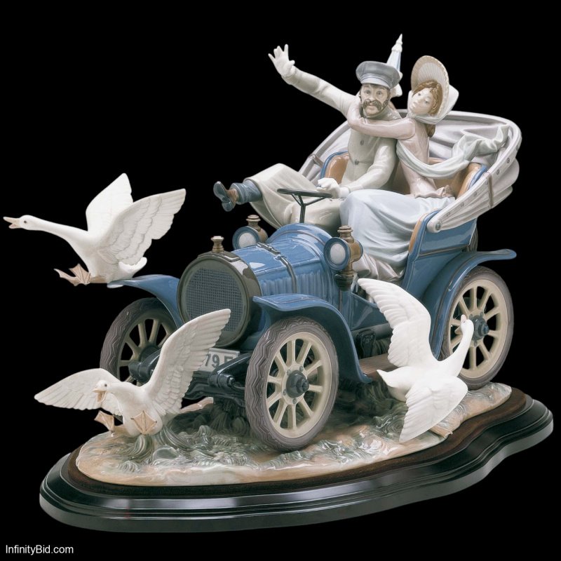 Lladró "Car in Trouble" Limited Edition Porcelain Sculpture SKU 01001375 RETIRED