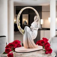 Lladró “In Her Thoughts” Sculpture – Handcrafted Matte Porcelain Artwork by José Santaeulalia | SKU 01009537