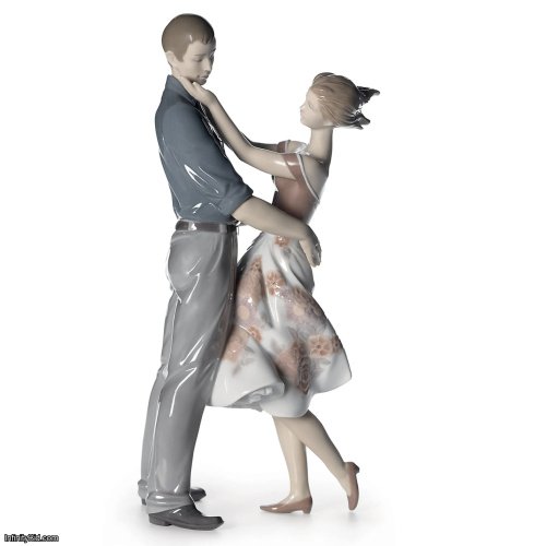 Lladro Happy Encounter Couple Figurine SKU: 01008330