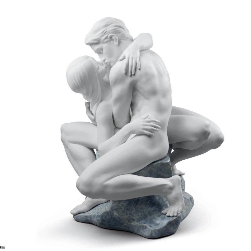 Lladro Passionate Kiss Couple Sculpture SKU: 01008727