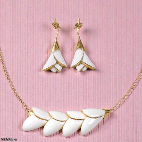 Lladró Heliconia White – 2-Piece Jewelry Set Pendant & Earrings | Contemporary Porcelain Jewelry  Set SKU: 1010171_1010174