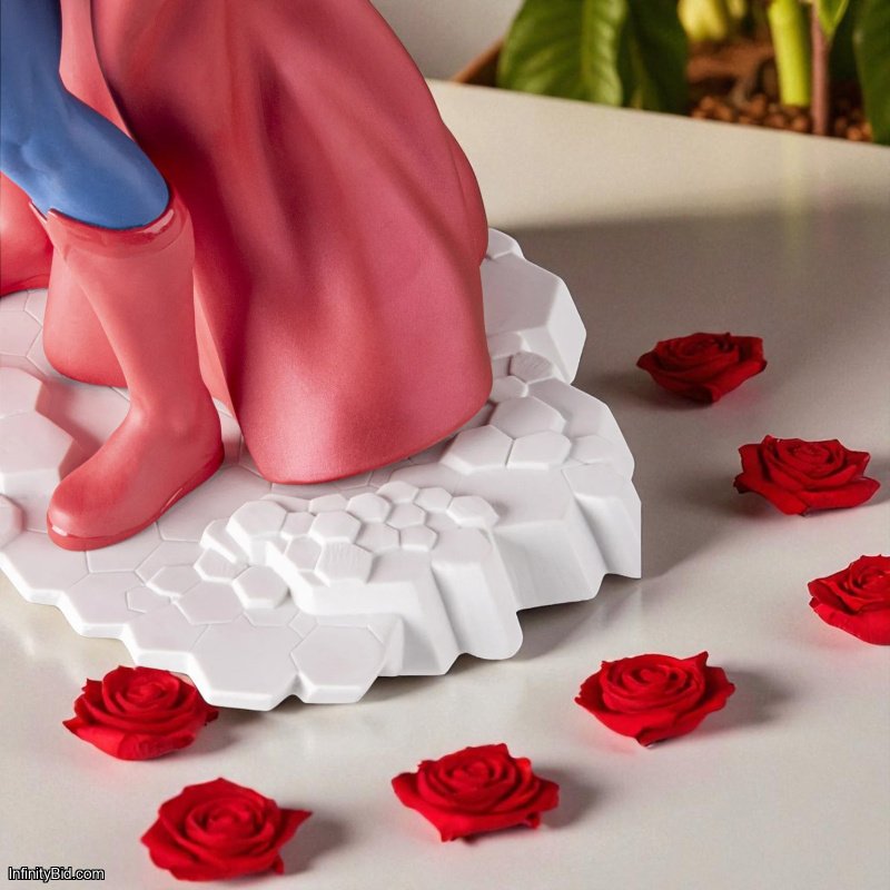 Lladró Superman Porcelain Sculpture – Limited Edition of 500 - SKU: 01009777