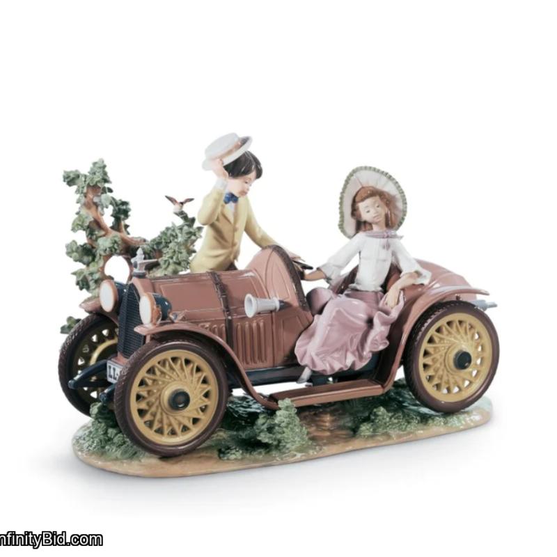 Young Couple with Car Lladro 01001393