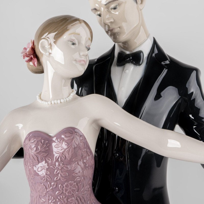 Lladro Anniversary waltz Sculpture SKU: 01009709