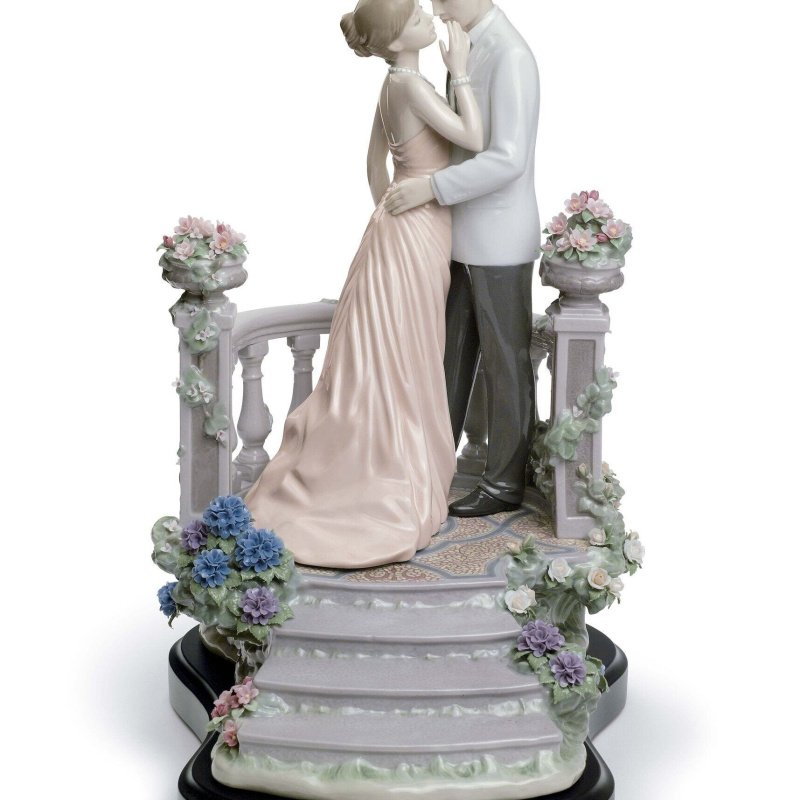 Lladro Moonlight Love Couple Figurine Limited Edition SKU: 01007695