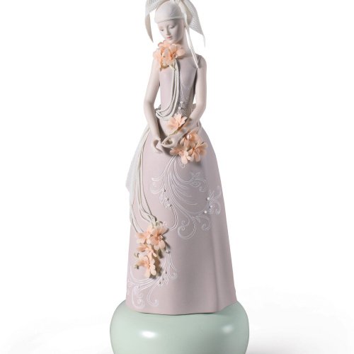 Lladro Haute Allure Exclusive Model Woman Figurine. Limited Edition SKU: 01009359