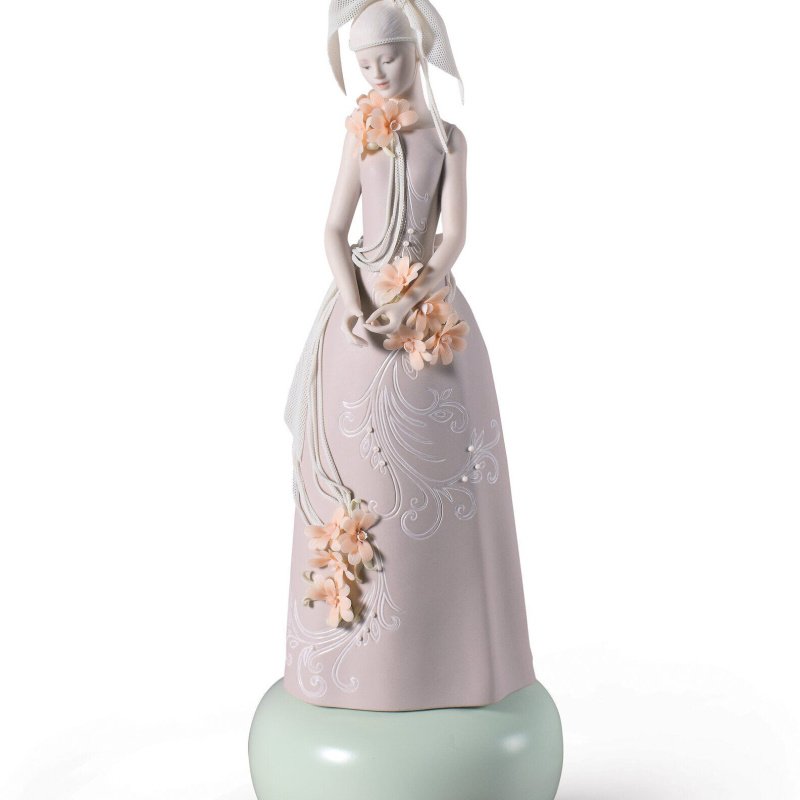 Lladro Haute Allure Exclusive Model Woman Figurine. Limited Edition SKU: 01009359