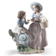 Lladró "Girlfriends" Porcelain Figurine – Gloss Finish 01006949
